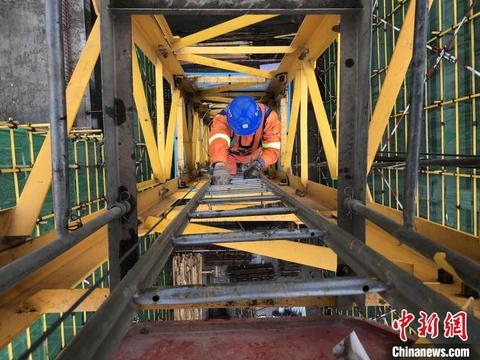 塔吊信号工_信号工塔吊指挥用语_信号工塔吊指挥教程图解