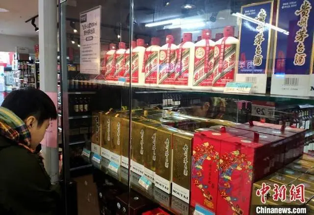 飞天大降价，五粮液却在涨，“一哥”地位不稳了？