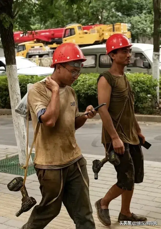 工地上的架子工多少钱天啊_工地架子工_工地上的架子工累不累