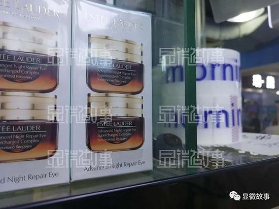 图注：某家非万宁店铺门口放着万宁的封装胶带