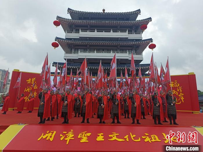 开幕式现场迎宾表演《旌旗猎猎凯旋归》。　廖珍妹 摄