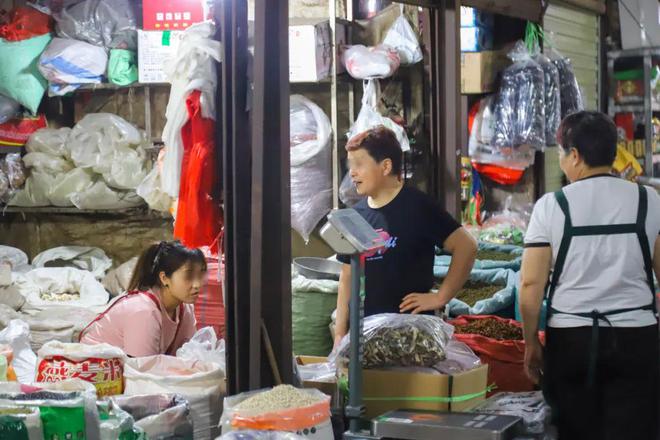 广州批发服装_深圳尚道中心批发服装_服装批发